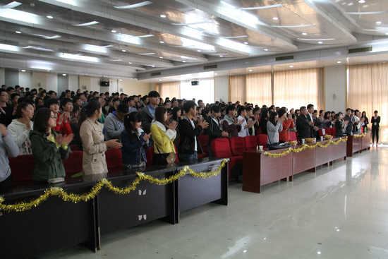 图为同学们为精彩演讲响起如雷掌声  林典摄